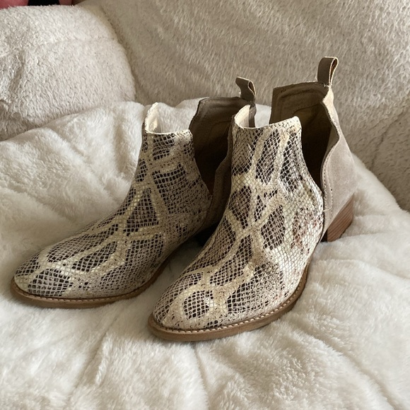 Diba True short side booties size 8 - Picture 11 of 11